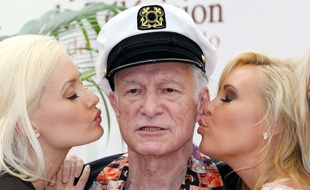 Hugh Hefner avec les «playmates» Holly Madison et Bridget Marquardt, à Monaco le 12 juin 2007.