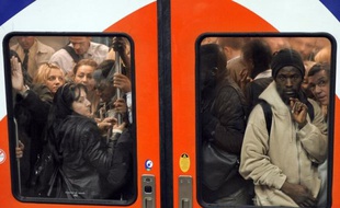 Ils vivent à 20 kilomètres de Paris et mettent plus d'une heure pour aller travailler, en prenant bus, RER, métro: pour les habitants de Clichy-sous-Bois et Montfermeil, les arbitrages sur le métro du Grand Paris, rendus mercredi, pourraient tout changer.