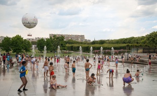 Le 24 juillet 2018, à Paris. Des enfants en maillot de bain jouent sur l'esplanade des jets d'eau du parc André-Citroën, dans le 15e arrondissement (photo d'illustration)
