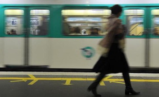 Des usagers dans le métro parisien, le 28 octobre 2010