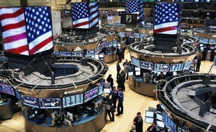 Wall Street a fini en hausse lundi, accueillant des chiffres économiques décevants aux Etats-Unis comme un signe du maintien de la politique de soutien exceptionnelle à l'économie menée par la banque centrale américaine: le Dow Jones a gagné 0,92% et le Nasdaq 0,27%.