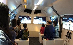 Le public voyage comme dans le Rover, le véhicule d'exploration lunaire, lors de la nouvelle exposition