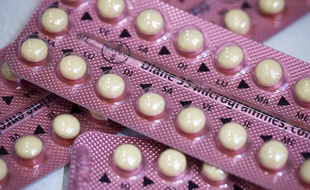 Illustration de plaquettes de pilules Diane 35, un antiacnéique détourné en contraceptif.