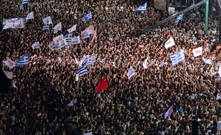 Des milliers de partisans du «Non» au référendum se massent devant le siège du Parlement à Athènes, le 3 juillet 2015.
