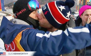 Le skieur freestyle américain Gus Kenworthy, en train d'embrasser son petit ami après l'épreuve de slopestyle des JO de Pyeongchang, le 18 février 2018.