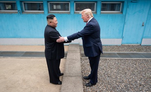 Donald Trump et Kim Jong Un à la frontière entre Corée du sud et du nord.