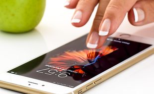 Une femme s'apprête à consulter son Smartphone. Photo d'illustration.