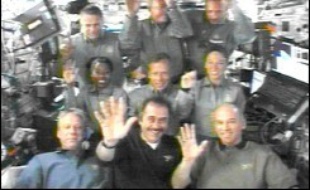 Pour leur part, les six astronautes de Discovery et leurs trois collègues de la Station Spatiale Internationale (ISS) ont consacré leur dimanche, cinquième jour sur orbite, à commencer à décharger dans la Station le module de fret Leonardo, apporté par la navette, qui contient plus de 2.250 tonnes de vivres et d'équipements.