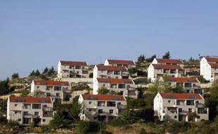Israël a approuvé jeudi la construction de 296 logements dans la colonie de Beit El, en Cisjordanie, tout en tentant de rassurer les Etats-Unis qui s'efforcent de relancer les négociations avec les Palestiniens gelées depuis septembre 2010.