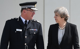 Theresa May avec le chef de la police de Manchester, Ian Hopkins, le lendemain de l'attentat de Manchester.