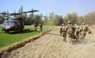 Des chefs de tribus négociaient mardi avec les insurgés talibans la libération des victimes du plus important enlèvement d'étrangers au cours des six dernières années en Afghanistan, ont indiqué des responsables.