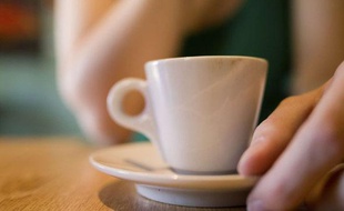Illustration: Une femme tenant un tasse de café.