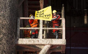 Des militants de Greenpeace occupent une plateforme pétrolière de Statoil, dans la mer de Barents, le 27 mai 2014