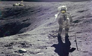 L'astronaute Charles M. Duke Jr. et le Rover lunaire en 1972.