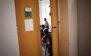 Les collèges et lycées publics, notamment ceux des académies de Lille, Créteil et Versailles, perdront 8.830 postes équivalents temps plein d'enseignants à la rentrée 2008, selon le projet ministériel de carte scolaire, dont l'AFP a obtenu copie mercredi.