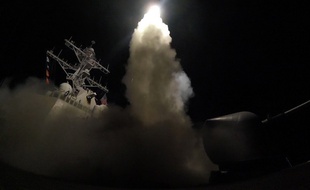Le destroyer USS Ross tire des missiles Tomahawk depuis l'Est de la Méditerranée en direction de la Syrie