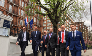 Les employés de l'ambassade des Pays-Bas à Londres se tiennent la main pour soutenir les droits LGBTQI