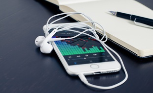 A l'ère du streaming, les artistes appellent à une répartition plus juste des revenus entre artistes et producteurs de musique.