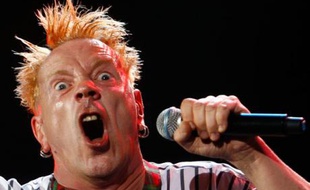 Johnny Rotten, le chanteur des Sex Pistols en concert au festival Exit Music à Novi Sad, Serbie, le 14 juillet 2008.