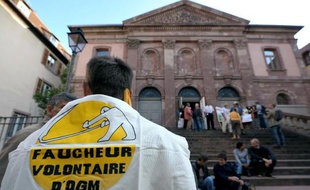 Des militants anti-OGM manifestent devant le tribunal de Colmar le 28 septembre 2011 pendant le procès de 60 faucheurs