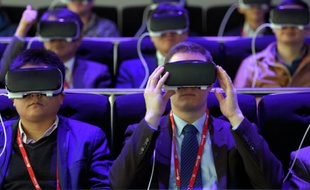 Des visiteurs au congrès mondial de la téléphonie mobile testent un nouvel appareil de Samsung le 22 février 2016 à Barcelone