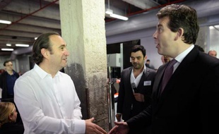 Le patron de Free, Xavier Niel, a délivré mercredi un message d'encouragement aux députés socialistes, qu'il a estimé "sur la bonne voie" avec les entreprises.