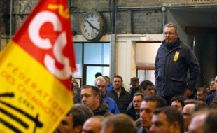 La grève à la SNCF et la RATP, qui a encore perturbé le trafic lundi, malgré une baisse de mobilisation des cheminots (26,2%), devrait continuer pour la 7ème journée consécutive mardi, alors que les fonctionnaires cesseront à leur tour le travail pour 24 heures.