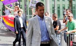 La justice espagnole a annoncé lundi avoir décidé de saisir des biens du gendre du roi, Iñaki Urdangarin, poursuivi dans un scandale de corruption, pour l'équivalent de 6,1 millions d'euros afin de couvrir une caution civile.