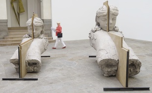 Les sculptures de Mark Manders sont exposées au musée des beaux-arts de Rennes.