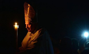Le pape Benoît XVI a ouvert samedi soir la longue célébration de la Veillée pascale dans la basilique Saint-Pierre, marquant l'entrée dans la fête de la Résurrection du Christ, retransmise en direct par de nombreuses télévisions du monde entier.