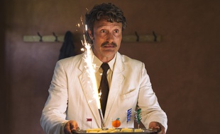 Mads Mikkelsen, méconnaissable dans Men & Chicken