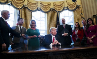 Donald Trump dans le bureau oval le 3 février 2017.