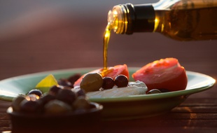 L'huile d'olive bio proposée aux habitants provient d'une coopérative en Espagne