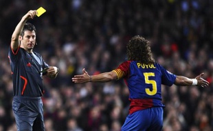 Le défenseur du FC Barcelone Carles Puyol écope d'un carton jaune lors de la demi-finale de Ligue des champions face à Chelsea, le 28 avril 2009.