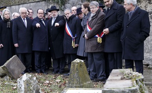 Le Président de la République François Hollande accompagné notamment de l'ambassadeur d'Israël en France Yossi Gal, du Grand Rabbin de Strasbourg René Gutman, du maire de Sarre-Union Marc Sené au cimetière juif profané de Sarre-Union, le 17 février 2015.