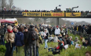 Des opposants au projet controversé d'aéroport international de Notre-dame-des-Landes, manifestent près de Nantes et bloquent une autoroute au niveau de Le Temple-de-Bretagne, le 27 février 2016