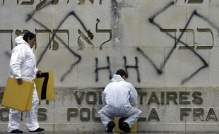 Des gendarmes effectuent des relevés après que des tags néonazis et des croix gammées ont été tracés sur le monument à la mémoire des combattants israélites tués pendant la bataille de Verdun durant la Première guerre mondiale, le 07 mai 2004 à Fleury-devant-Douaumont