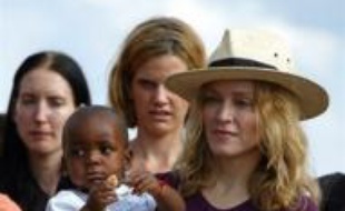 Les autorités du Malawi sont sur le point d'accorder à la chanteuse américaine Madonna le droit d'adopter un enfant de ce pays, a indiqué vendredi un responsable judiciaire citant un document interne.