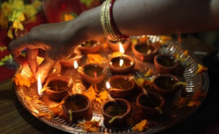 Illustration de lampes à huile allumée pour la fête Diwali en Inde.