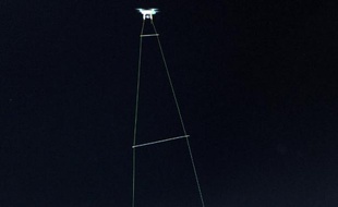 Un drapeau albanais, attaché à un drone, survole le stade de Vlora (Albanie), le 17 octobre 2014
