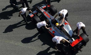 Lewis Hamilton et sa Mc Laren-Mercedes lors des essais d'avant-saison 2009.