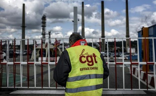 Un militant CGT devant la rafinerie Total de Feyzin près de Lyon, le 24 mai 2016