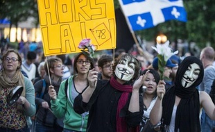 Plusieurs milliers de personnes armées de casseroles ont manifesté jeudi soir dans les rues de Montréal, de façon calme mais déterminée, peu après l'échec des négociations entre le gouvernement québécois et les responsables étudiants sur la hausse des frais de scolarité.