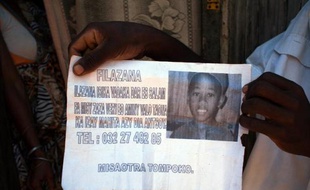 Photo d'un avis de recherche du jeune garçon retrouvé mort sur une plage de l'île de Nosy Be prise le 4 octobre 2013, au lendemain du lynchage de trois hommes tenus pour responsables