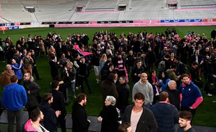 Joueurs et supporters du Stade Français se sont réunis à Jean-Bouin pour exprimer leur colère après l'annonce de la fusion avec le Racing 92, le 13 mars 2017.