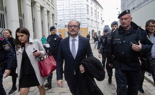 Le ministre autrichien des Affaires étrangères Alexander Schallenberg (au centre) part après avoir rencontré le président autrichien sur la Ballhausplatz à Vienne, le 10 octobre 2021.