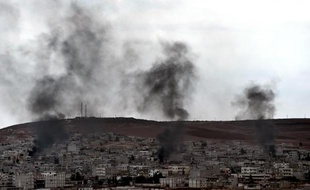 De la fumée s'élève de certaines parties de la ville syrienne de Kobané, le 16 octobre 2014