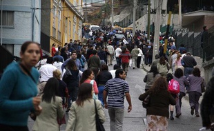 Des habitants de Valparaiso atendant l'investiture du nouveau président chilien Sebastian Pinera, paniqués par une secousse de magnitude 7,2 le 11 mars 2010.
