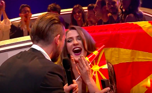 Jana Burcezka, candidate de la Moldavie à l'Eurovision 2017 a accepté, en direct, lors de sa demi-finale, le 11 mai, la demande en mariage de son compagnon.