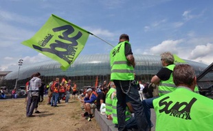 Des cheminots en grève sous la bannière de Sud-Rail à Strasbourg, le 17 juin 2014